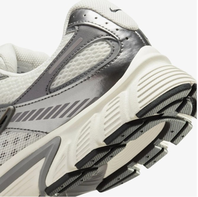 Outlet Чоловічі кросівки Nike V5 Rnr HJ5228-009_image_7