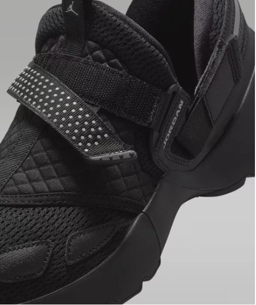 Outlet Кросівки жіночі Wmns Jordan Trunner Lx Triple HQ2164-001_image_8