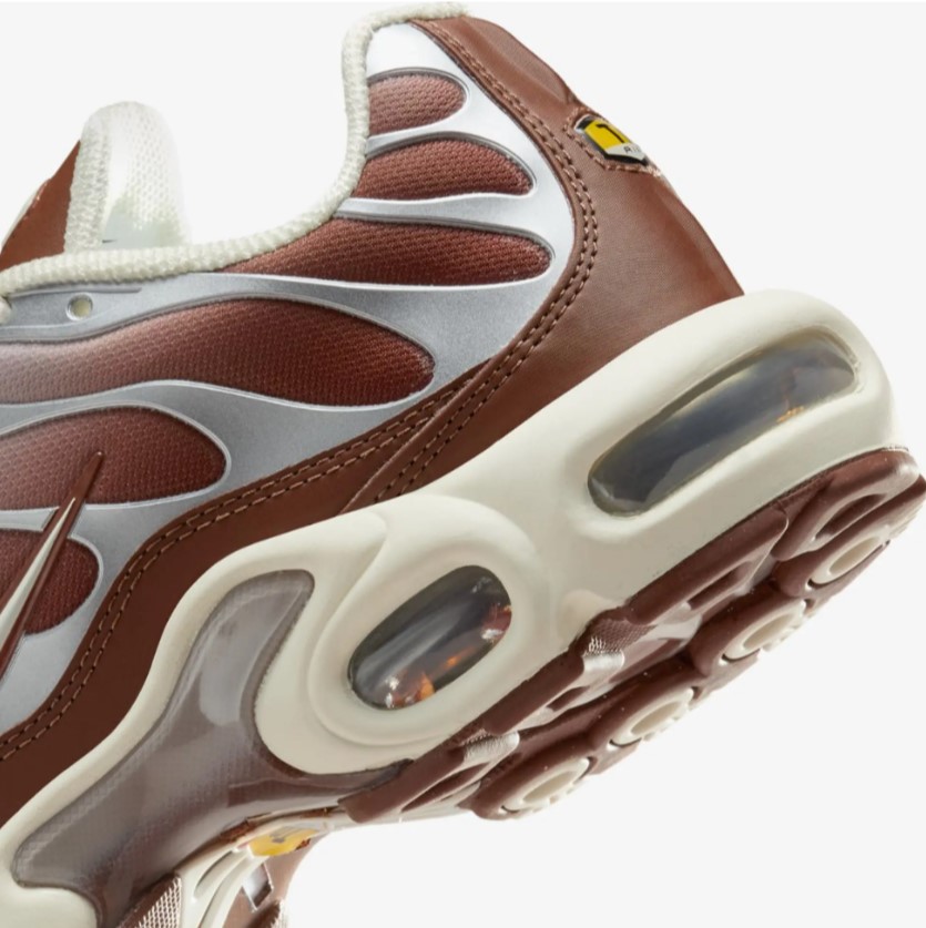 Outlet Жіночі кросівки Nike Wmns Air Max Dark Pony II7637-200_image_5