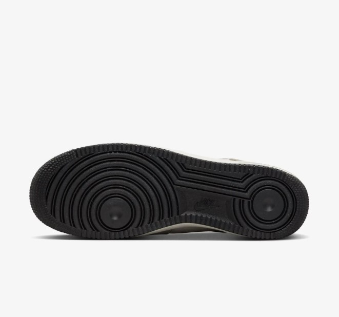 Outlet Чоловічі кросівки Nike Air Force 1 07 Lv8 IO2077-030_image_4