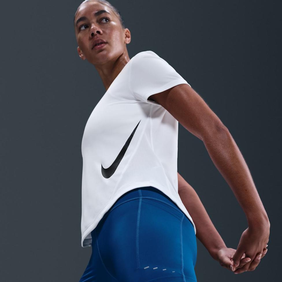 Outlet Жіноча футболка NIKE W NK TEMPO SWSH HBR DF SS TOP HV2772-100