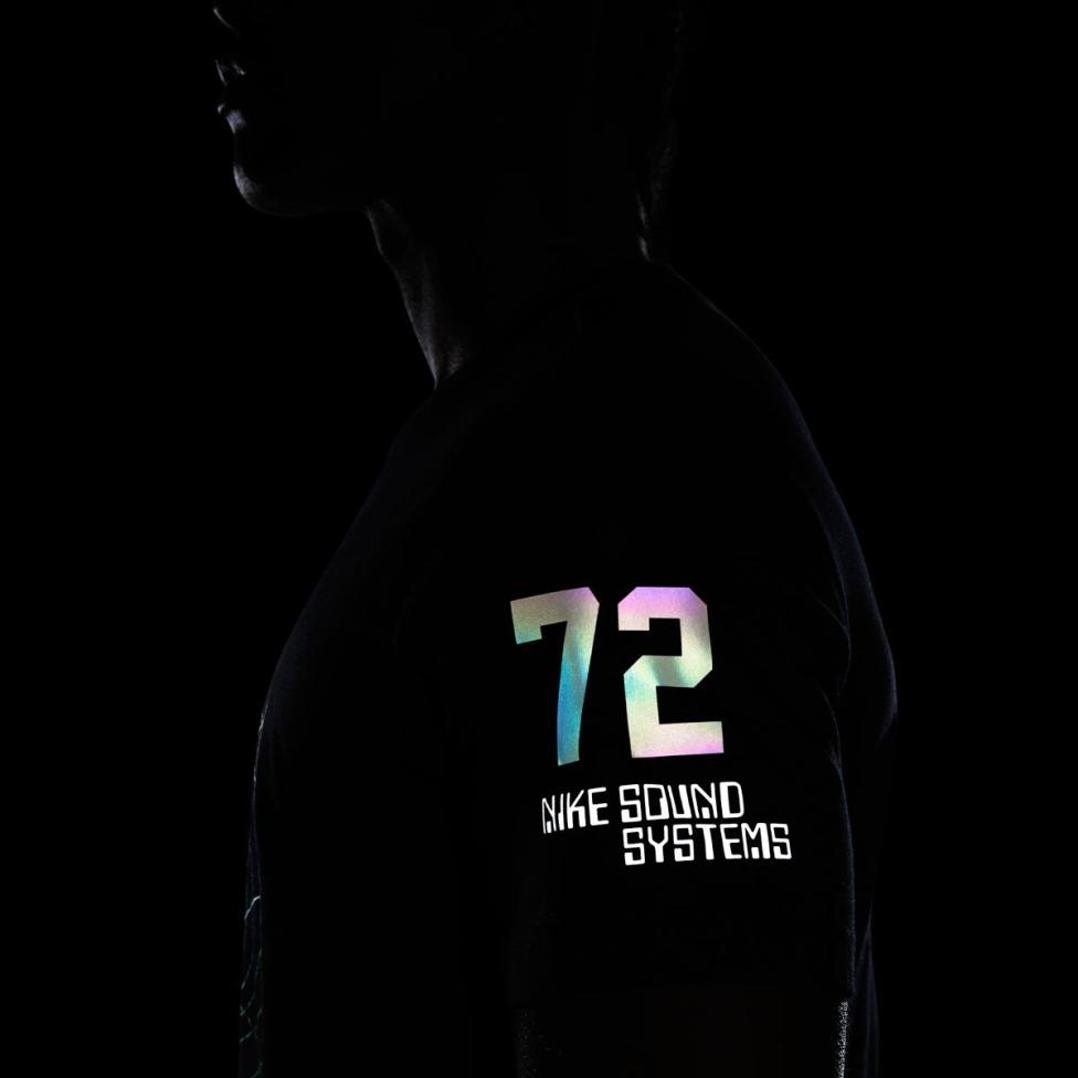 Outlet Мужская футболка NIKE M NSW TEE TREND IRIDESCENT HBR FB9768-010_image_6