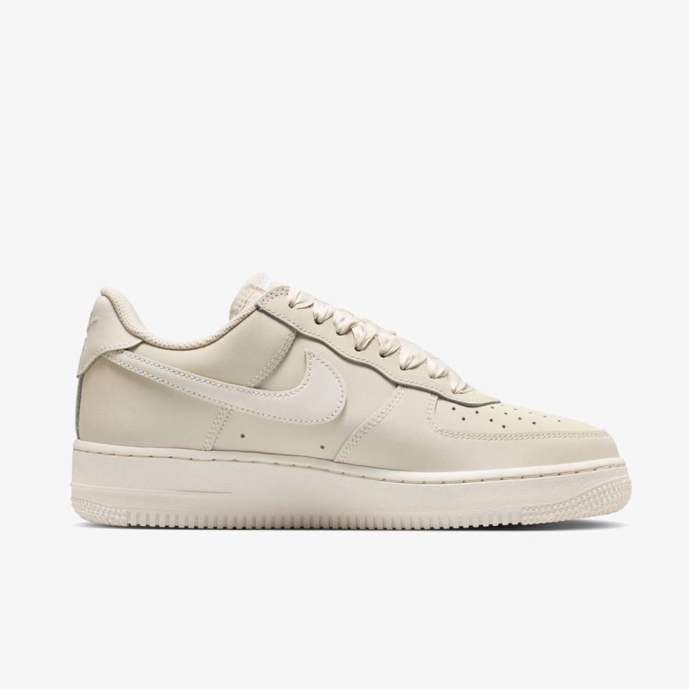 Outlet Женские кроссовки NIKE W AIR FORCE 1 RETRO PRM IR0871-100_image_3