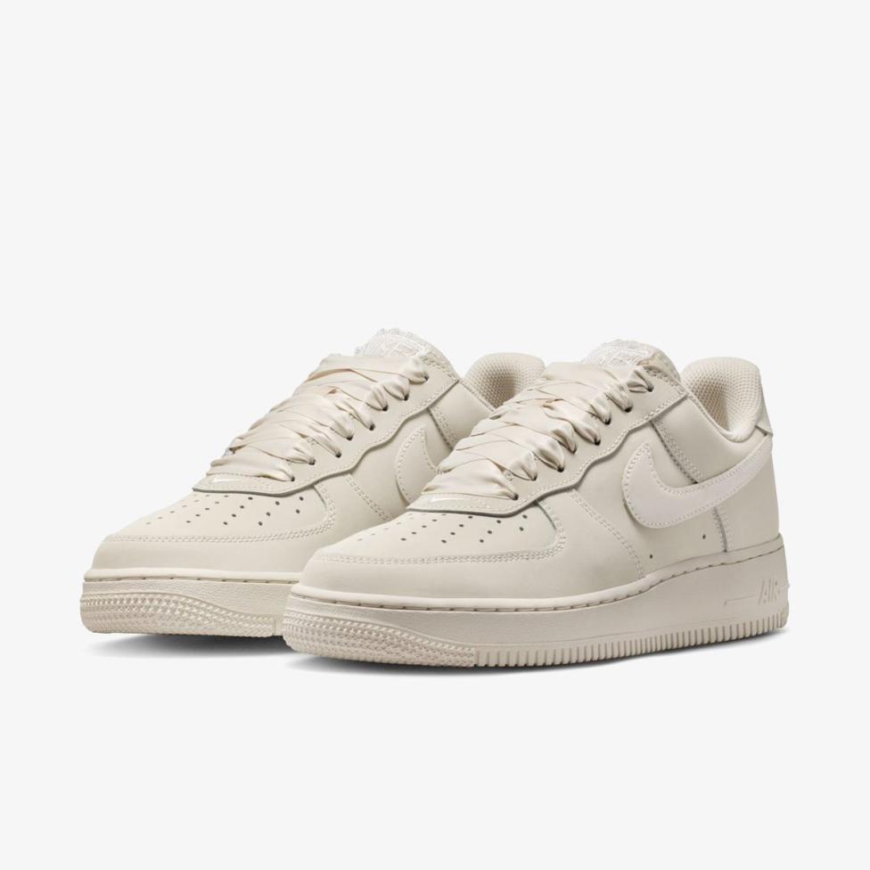 Outlet Женские кроссовки NIKE W AIR FORCE 1 RETRO PRM IR0871-100_image_5
