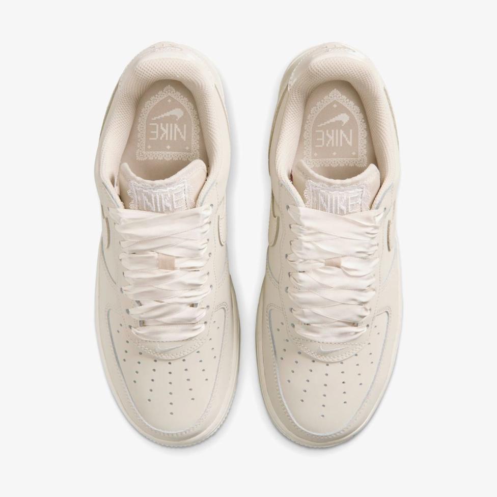 Outlet Женские кроссовки NIKE W AIR FORCE 1 RETRO PRM IR0871-100_image_4