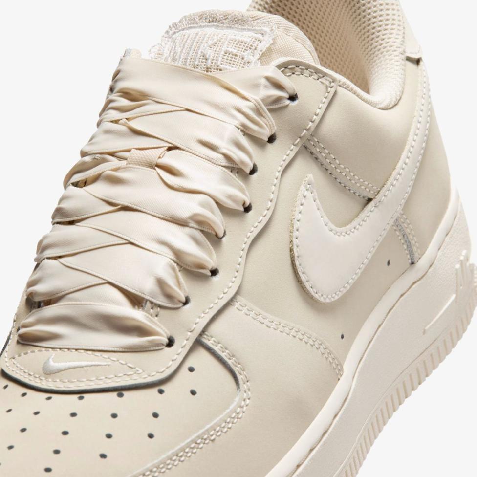 Outlet Женские кроссовки NIKE W AIR FORCE 1 RETRO PRM IR0871-100_image_7