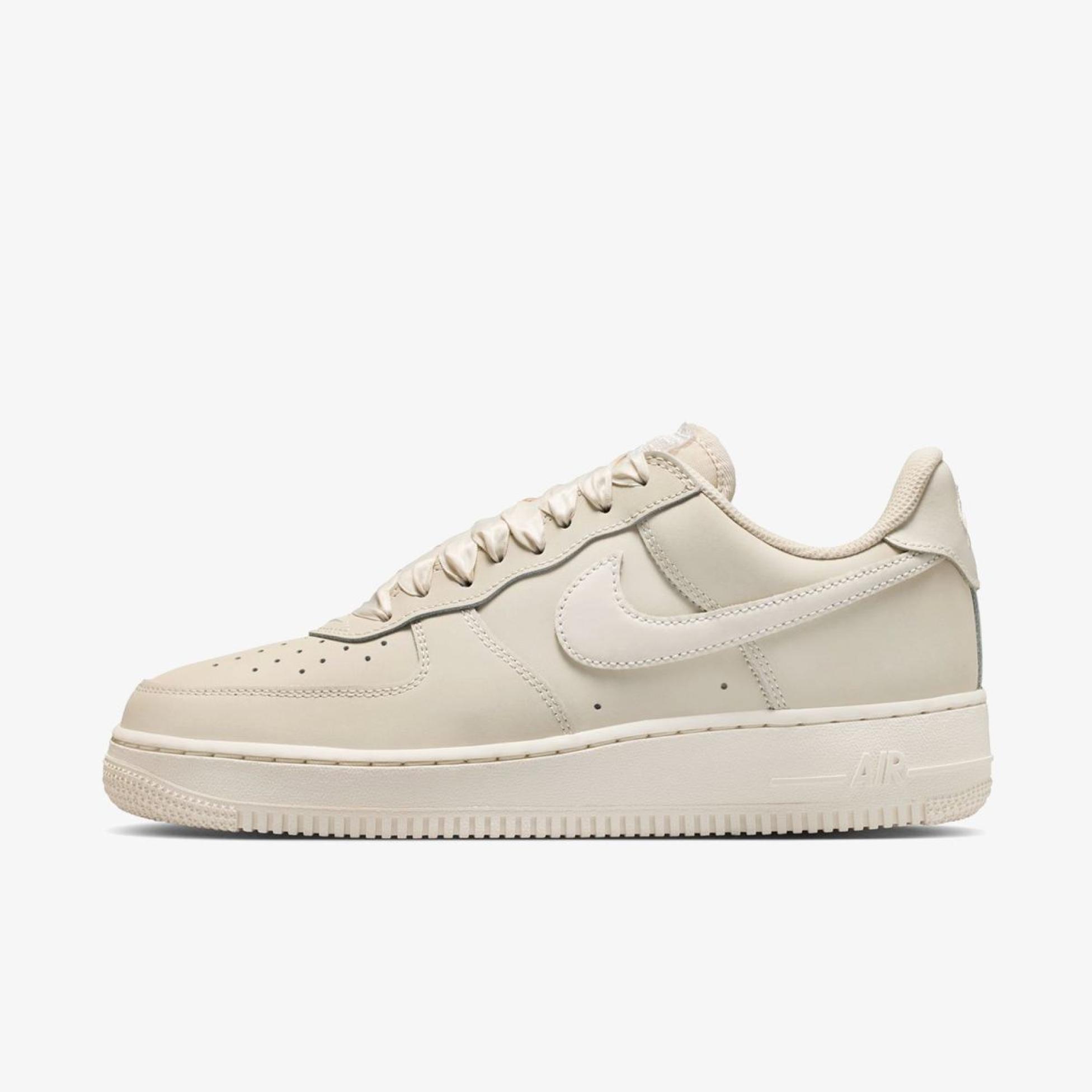 Outlet Жіночі кросівки NIKE W AIR FORCE 1 RETRO PRM IR0871-100