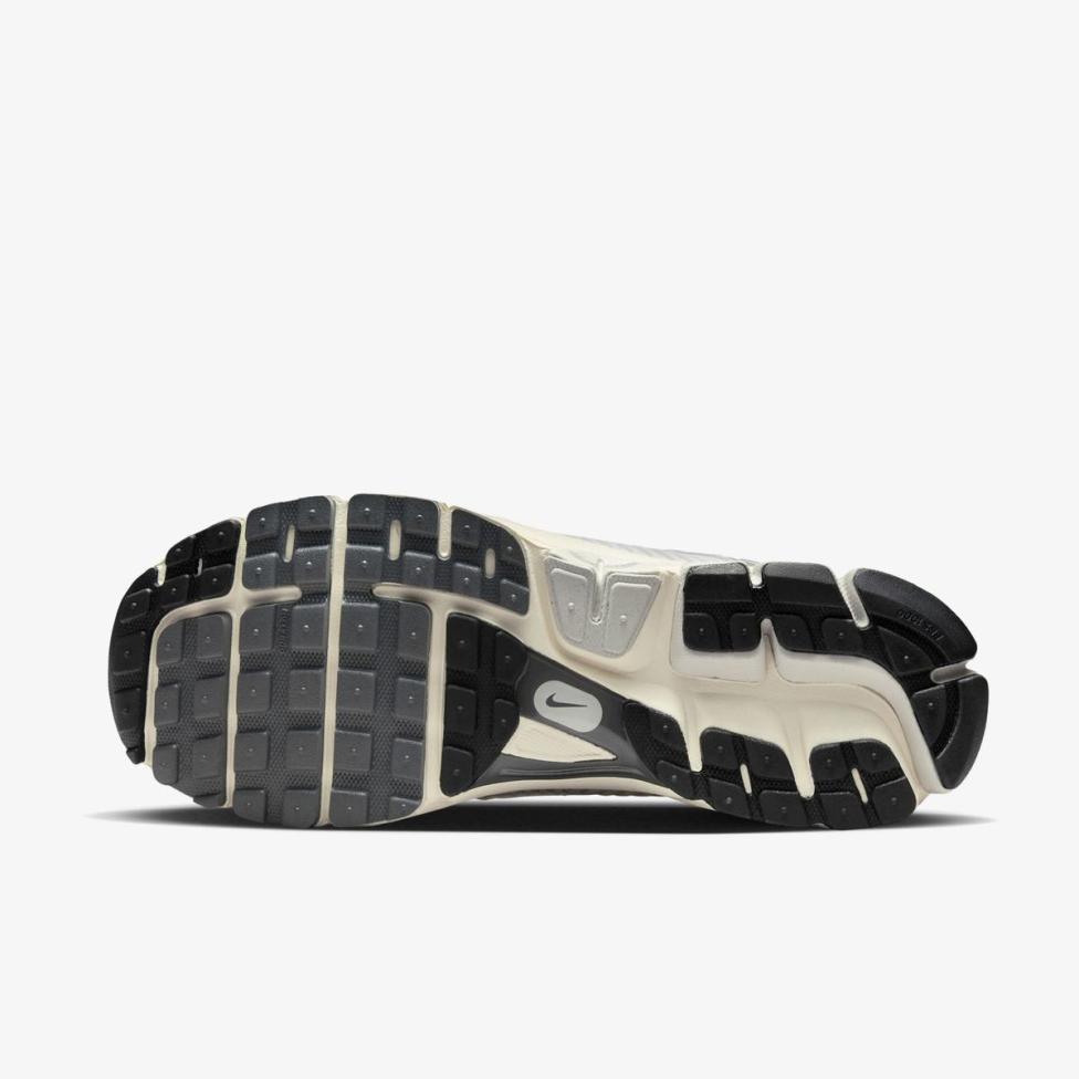 Outlet Чоловічі кросівки NIKE ZOOM VOMERO 5 HF0731-007