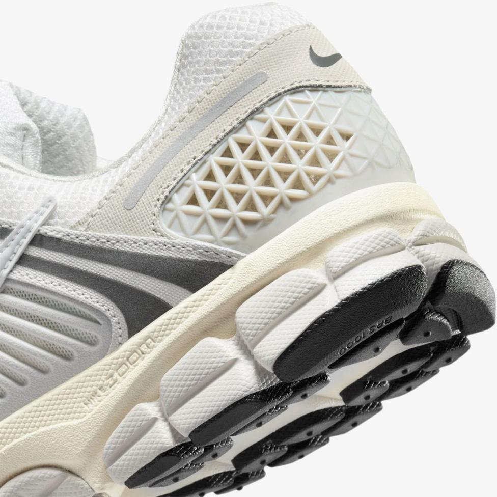 Outlet Мужские кроссовки NIKE ZOOM VOMERO 5 HF0731-007_image_8