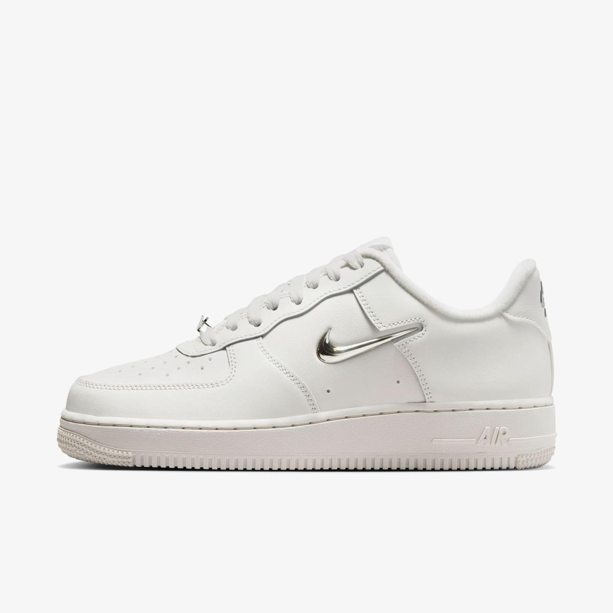 Outlet Жіночі кросівки NIKE WMNS AIR FORCE 1 '07 IU7558-030