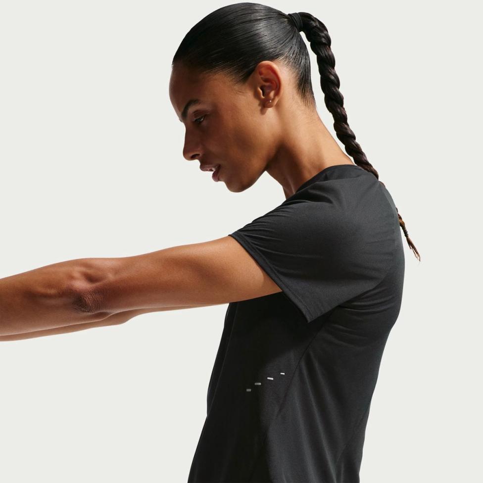 Outlet Жіноча футболка NIKE W NK SWFT NVLT BRTHE SS TOP IF1680-010