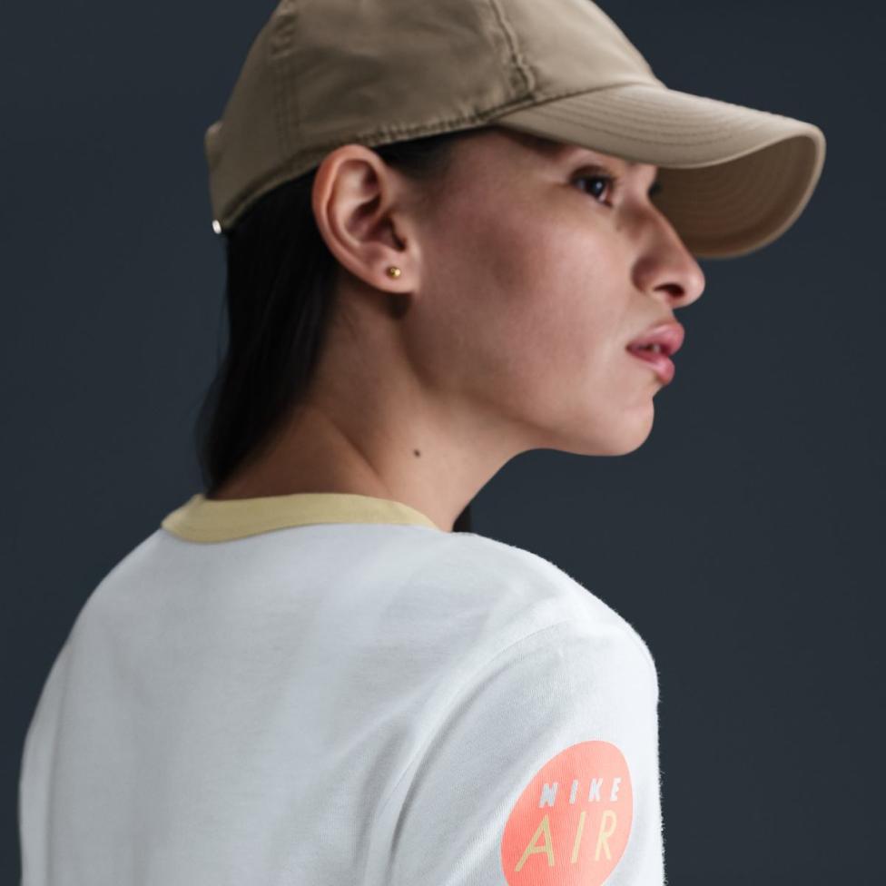 Outlet Жіноча футболка NIKE W NSW CLUB SS TEE MOTO RGR HQ1707-100_image_5
