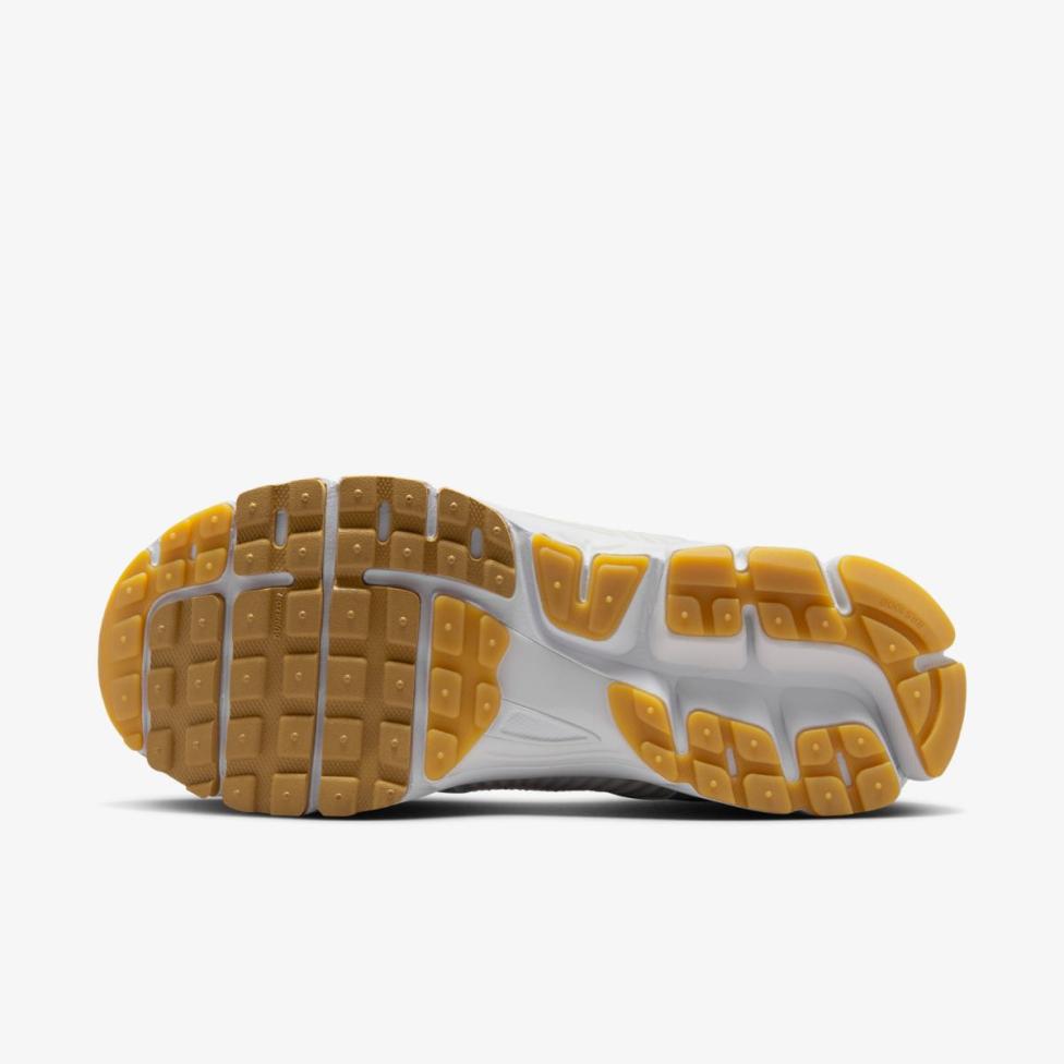 Outlet Жіночі кросівки NIKE W ZOOM VOMERO 5 FJ2028-104