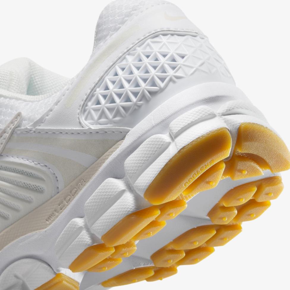 Outlet Женские кроссовки NIKE W ZOOM VOMERO 5 FJ2028-104_image_8