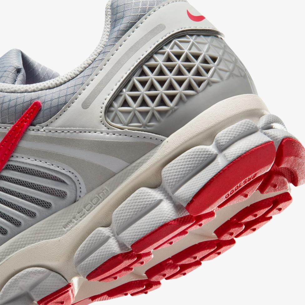 Outlet Мужские кроссовки NIKE ZOOM VOMERO 5 SE IQ6589-001_image_8