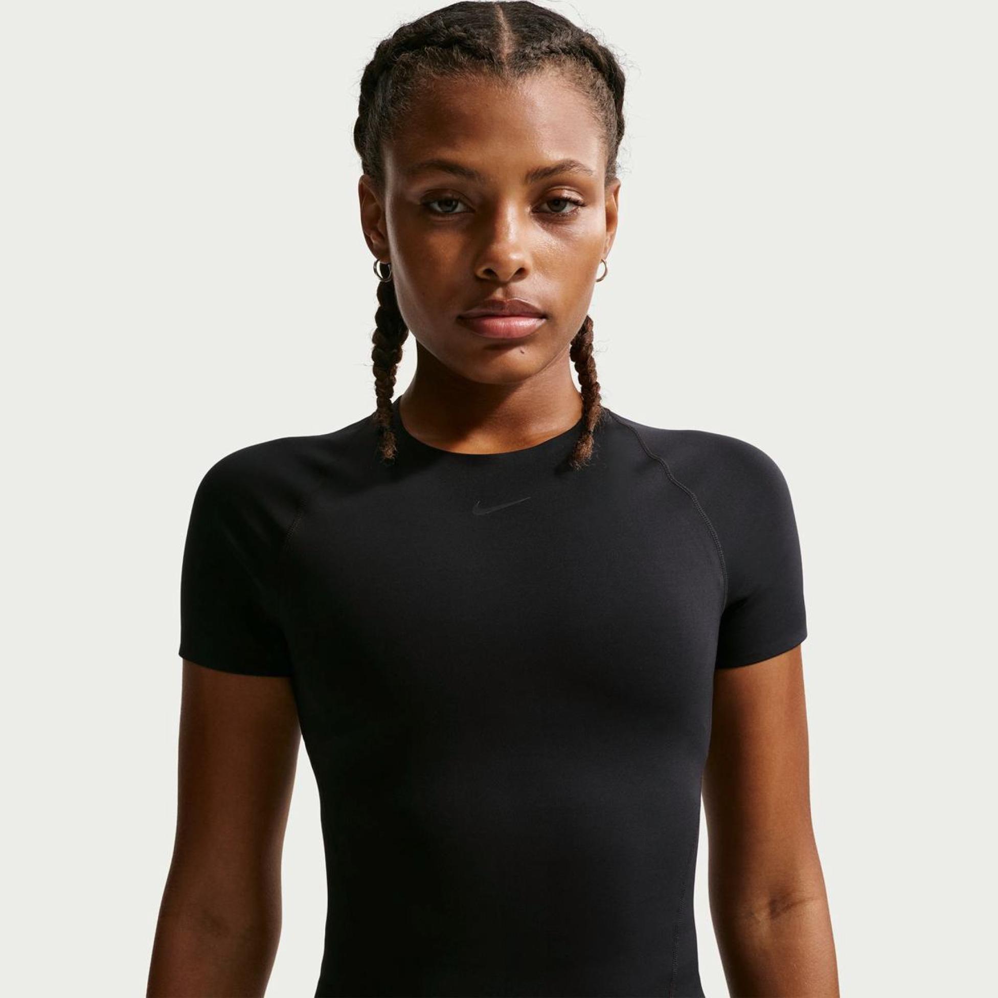 Outlet Жіноча футболка NIKE W NK DF UNVRSA SS TOP SNL IO1271-010