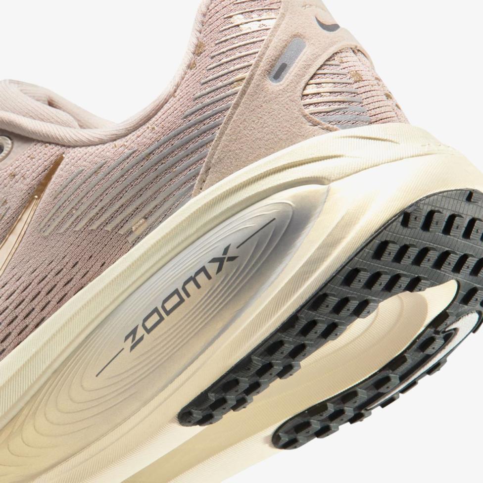 Outlet Женские кроссовки NIKE W VOMERO 18 SE IF4463-200_image_7