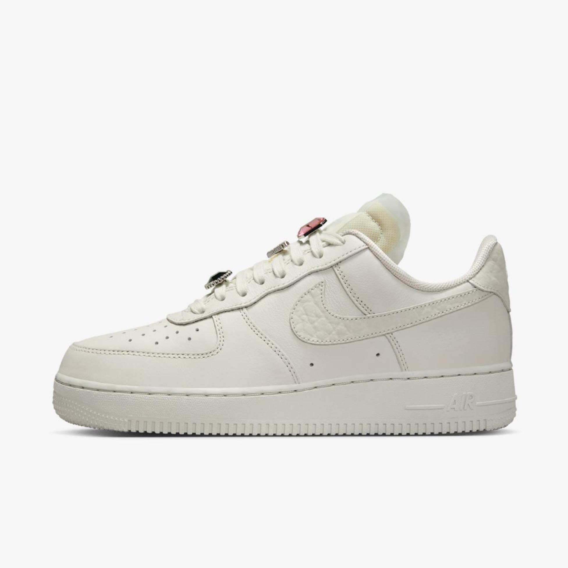 Outlet Жіночі кросівки NIKE WMNS AIR FORCE 1 LO PRM DN5463-001