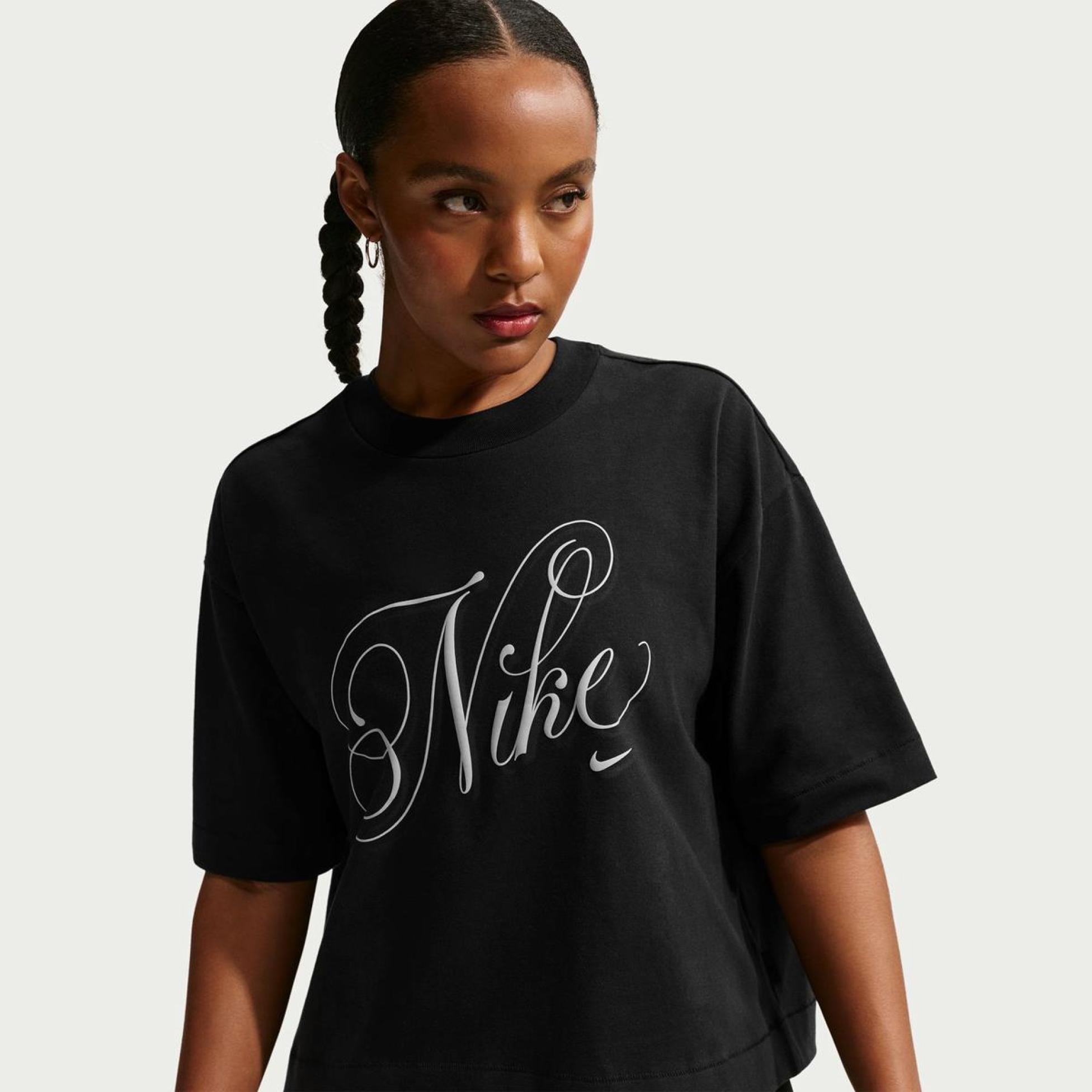 Outlet Жіноча футболка NIKE W NSW SS TEE BOXY SCRIPT IH7607-010