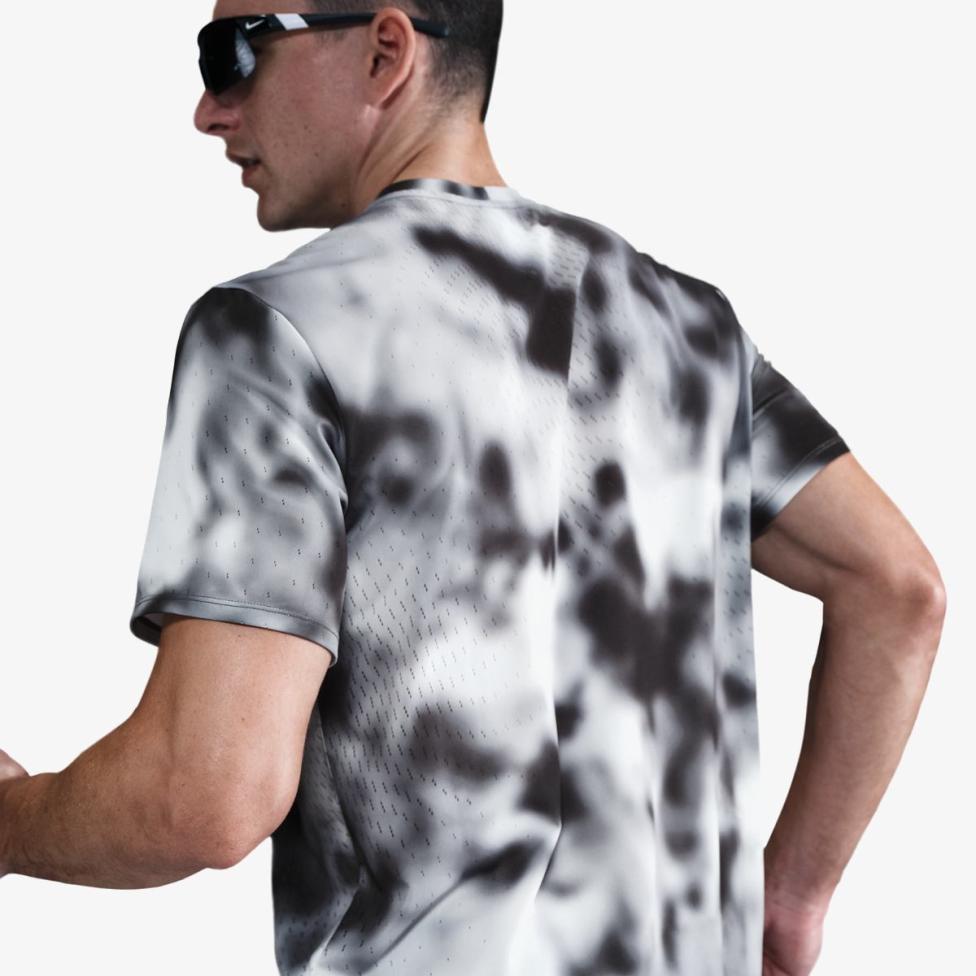 Outlet Чоловіча футболка NIKE M NK DFADV RD BREATHE SS TOP HJ4148-010