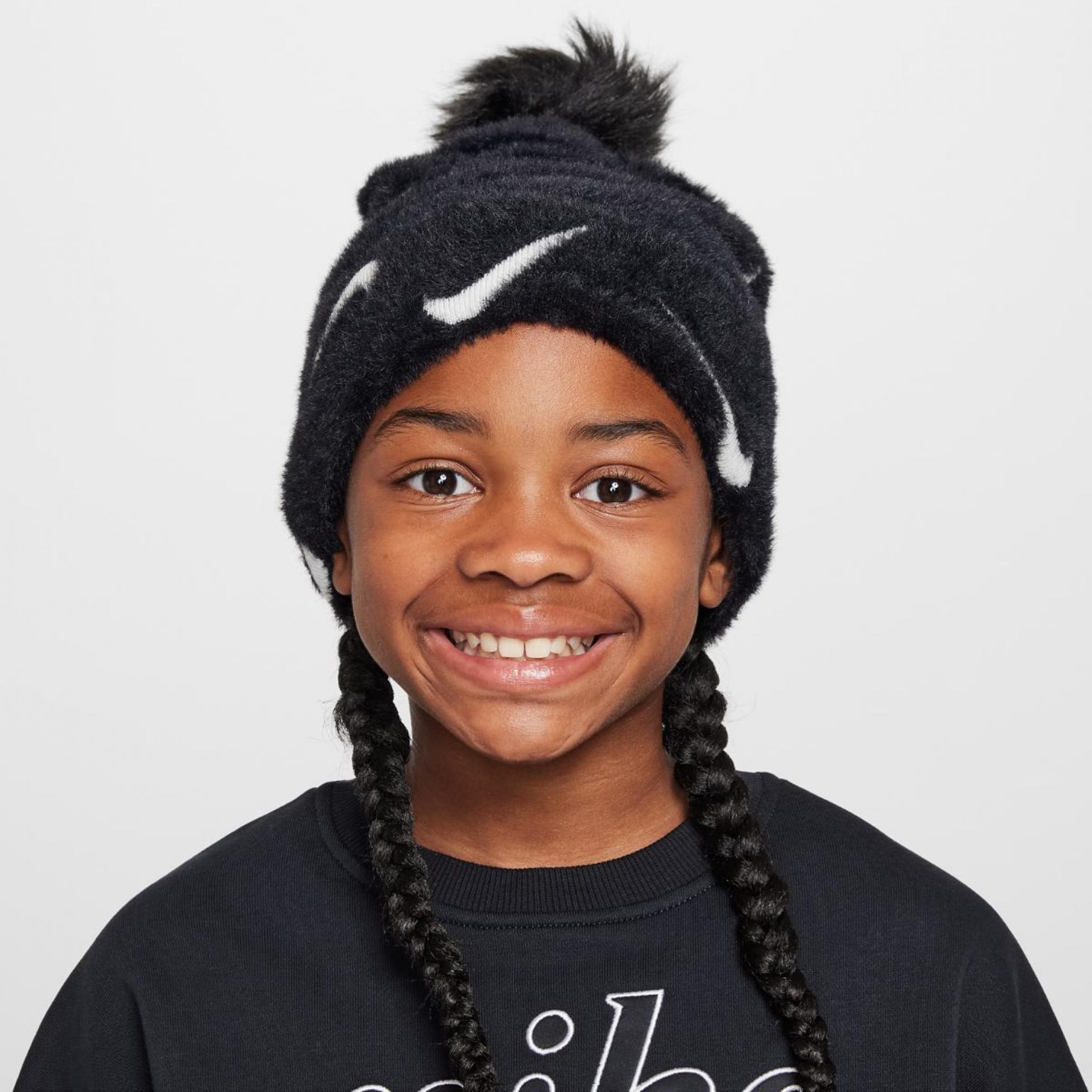 Outlet Дитяча шапка NIKE K NK PEAK BEANIE SC POM F24 FZ3062-010