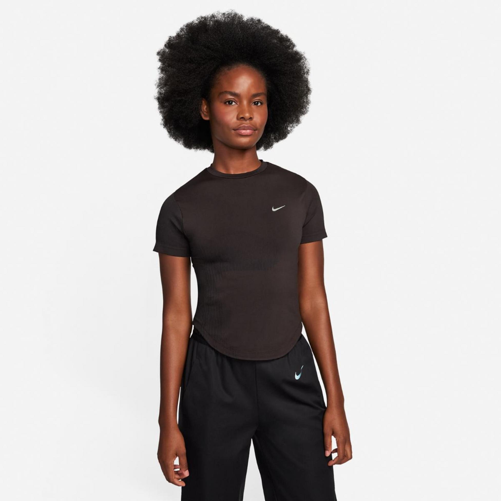 Outlet Жіноча футболка NIKE W RN DVN Dri-FITADV ENG SS TP FN2581-227