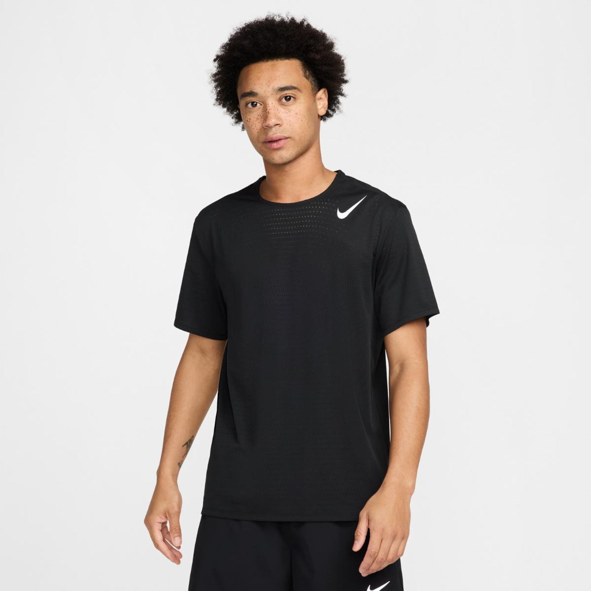 Outlet Чоловіча футболка NIKE M NK DFADV AROSWFT SS TOP HJ3377-010