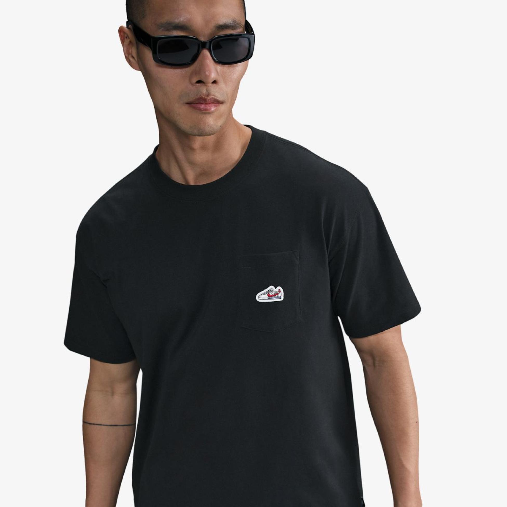 Outlet Чоловіча футболка NIKE U NSW TEE M90 SNKR PTCH PKT 2 IB1382-010